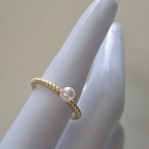 Gold Band Ring with White Pearl Accent Size 8